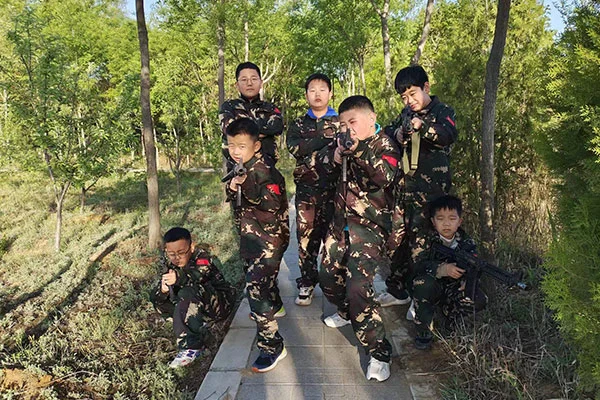 老年人如何安全地进行篮球训练以取得进步?_1